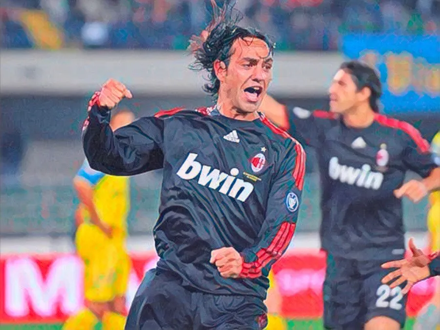 Alessandro Nesta esulta con la maglia del Milan dopo un gol durante la partita contro il Chievo Verona nel 2009