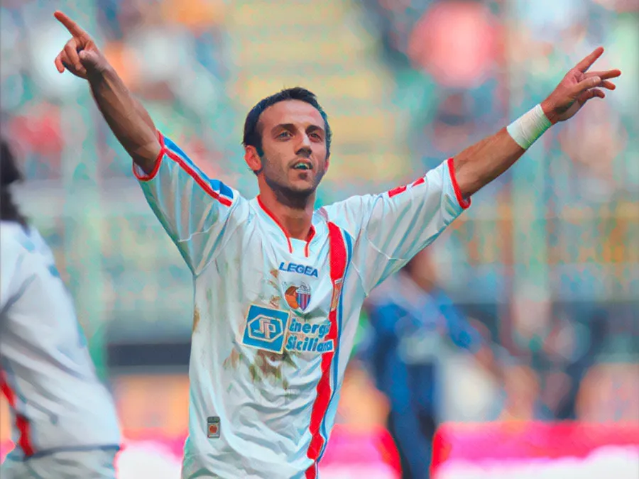Beppe Mascara festeggia in campo con la maglia del Catania il gol a San Siro