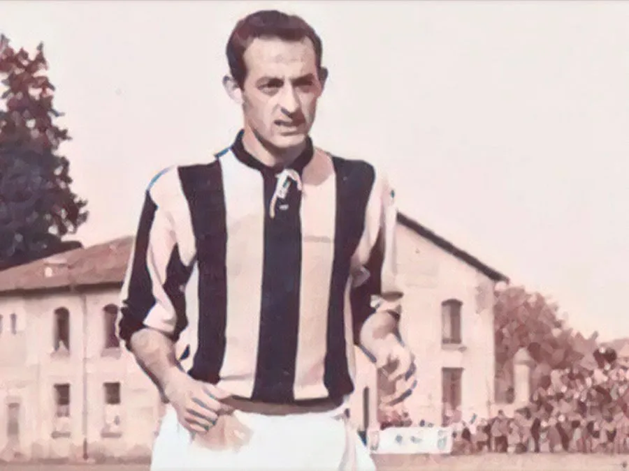 Un giovane Carlo Mazzone in azione con la maglia dell'Ascoli