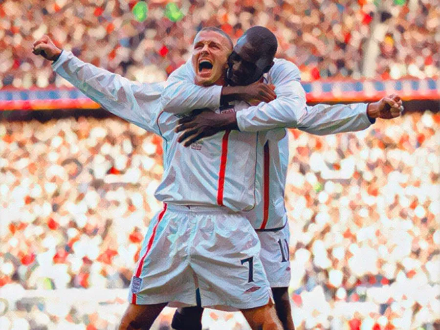 David Beckham pronto a calciare la punizione decisiva al 93' contro la Grecia a Old Trafford