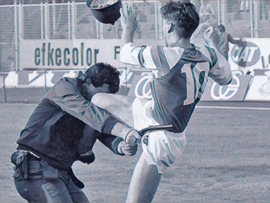 Zvonimir Boban in azione durante i disordini allo stadio Maksimir di Zagabria nel 1990