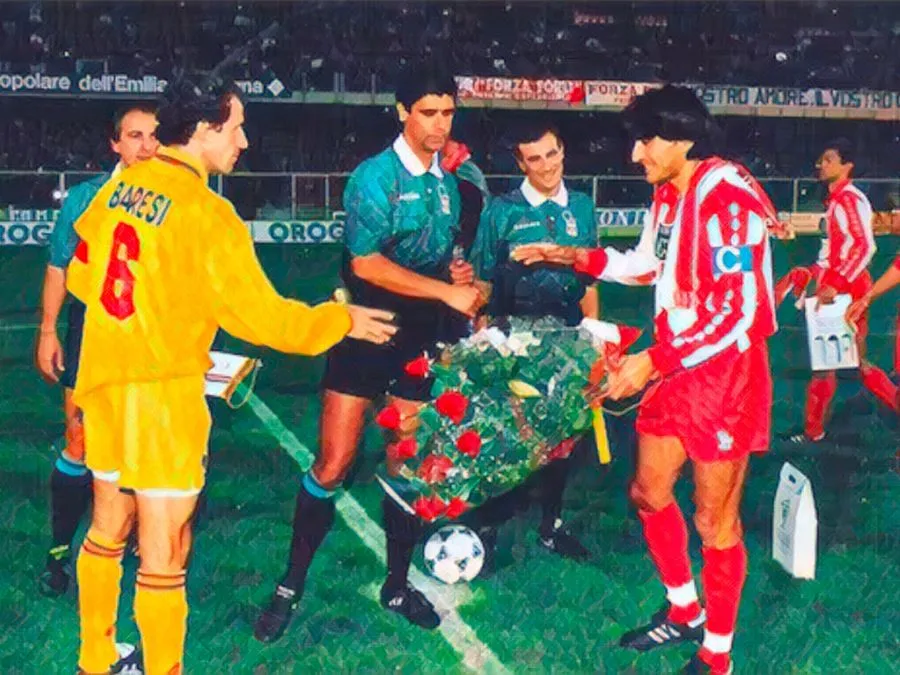 I giocatori del Forlì salutano i tifosi allo stadio Dino Manuzzi di Cesena prima della gara di Coppa Italia contro il Milan nel 1995