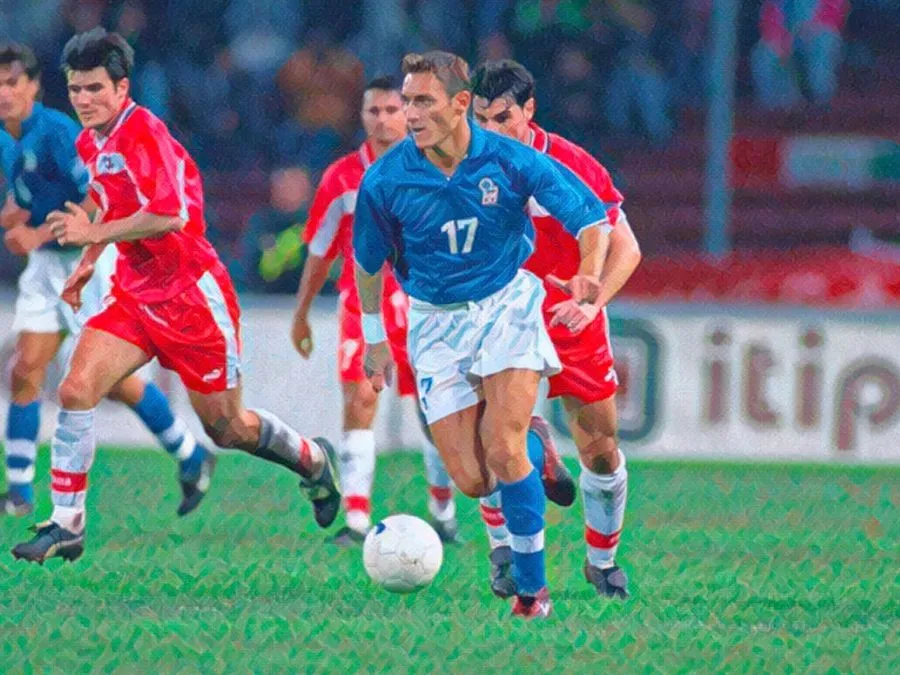 Francesco Totti con la maglia della Nazionale italiana durante i suoi primi anni in azzurro