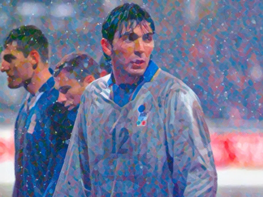 Un giovanissimo Gigi Buffon in campo con la maglia della Nazionale italiana durante lo spareggio contro la Russia a Mosca nel 1997
