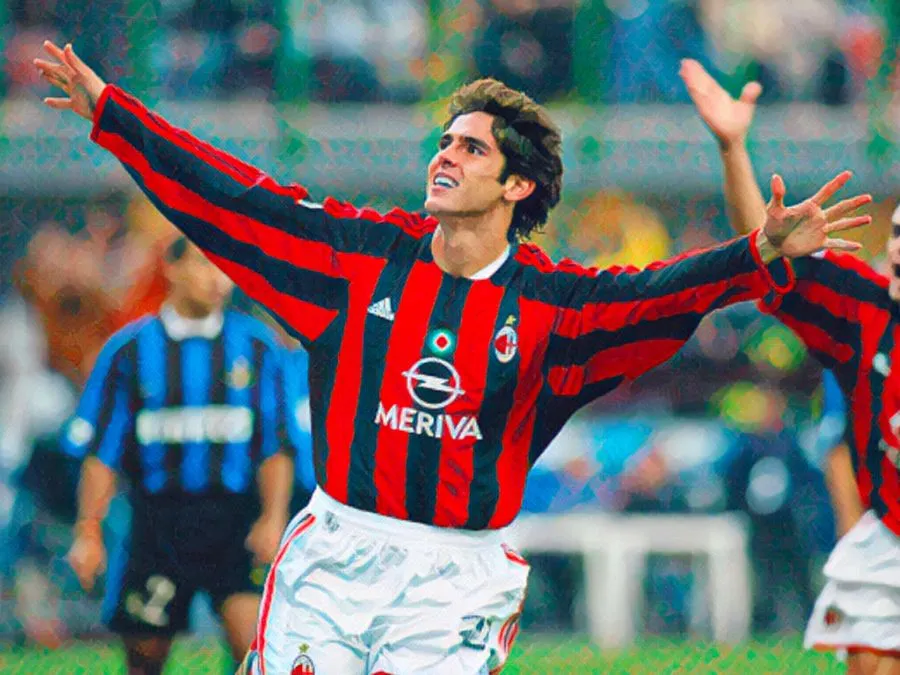 Ricardo Kakà esulta a braccia aperte sotto la Curva Sud dopo il colpo di testa nel derby Inter-Milan del 2003