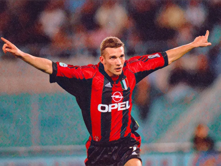 Andriy Shevchenko festeggia con le braccia al cielo la tripletta messa a segno all'Olimpico contro la Lazio
