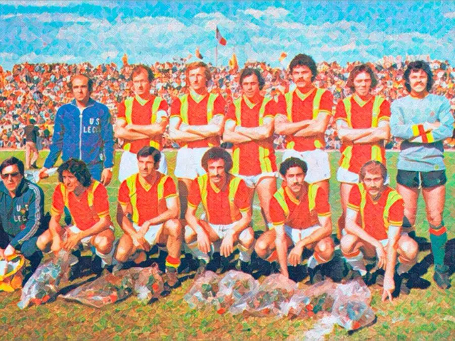 La squadra del Lecce festeggia sul campo dello stadio Via del Mare dopo la vittoria della Coppa Italo-Inglese nel 1976