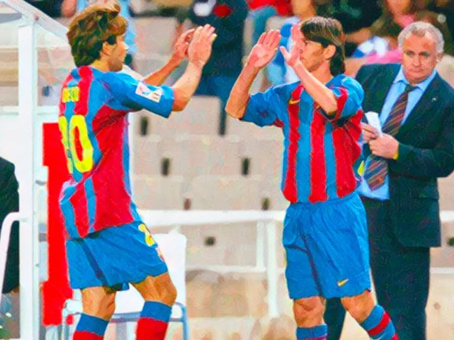 Lionel Messi fa il suo ingresso in campo con la maglia numero 30 del Barcellona durante l'esordio nel 2004