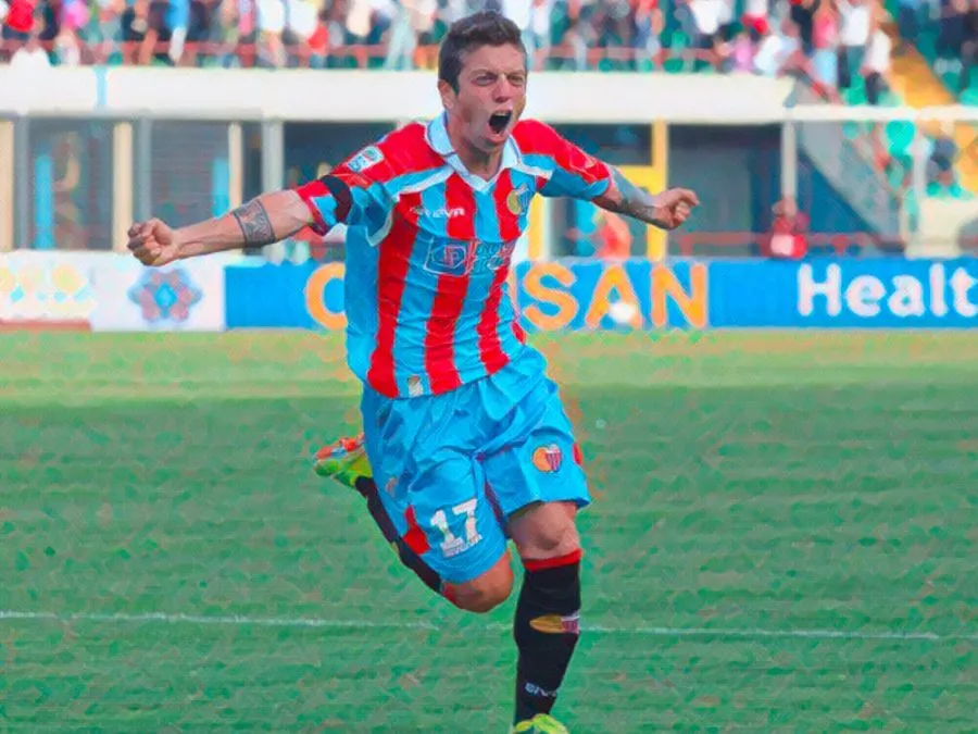 Alejandro Papu Gomez esulta al Massimino con la maglia del Catania dopo il gol al Napoli