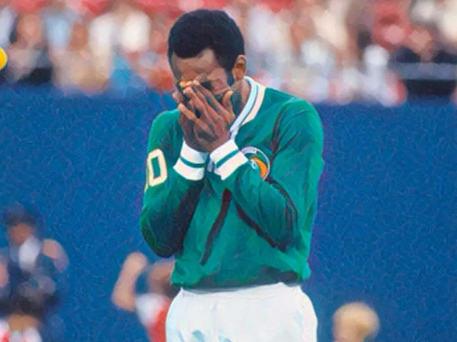 Pelé emozionato prima del fischio d'inizio della sua gara d'addio nel 1977