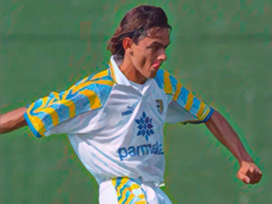 Filippo Inzaghi esulta dopo aver segnato il suo primo gol in Serie A con la maglia del Parma contro il Piacenza nel 1995