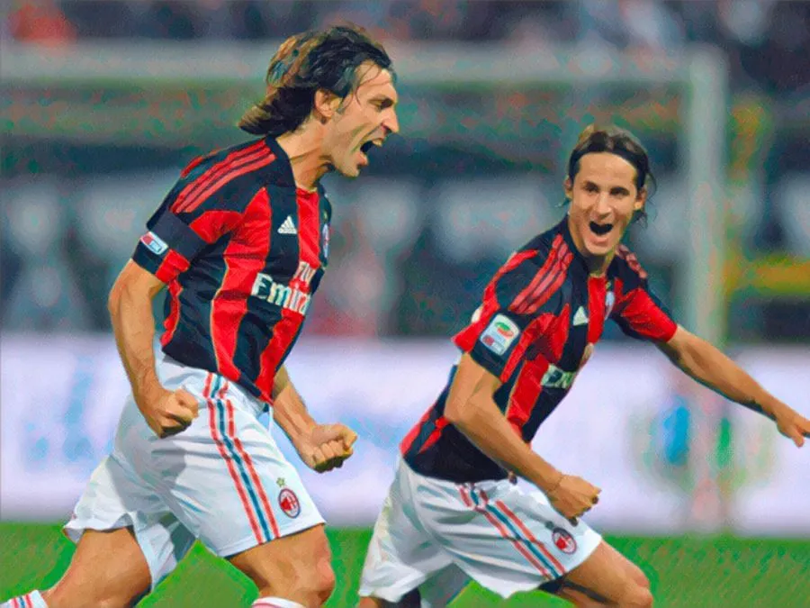 Andrea Pirlo in maglia rossonera esulta dopo il gol contro il Parma nel 2010