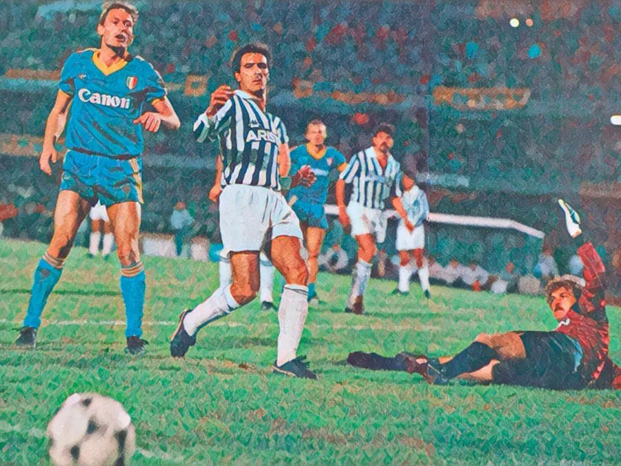 Un'azione di gioco durante lo scontro di Coppa dei Campioni tra Hellas Verona e Juventus allo stadio Bentegodi nel 1985