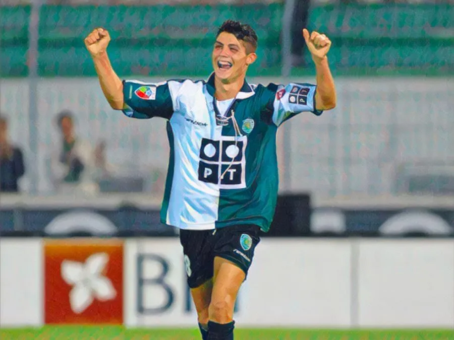 Un giovanissimo Cristiano Ronaldo esulta con la maglia numero 28 dello Sporting Lisbona dopo il suo primo gol