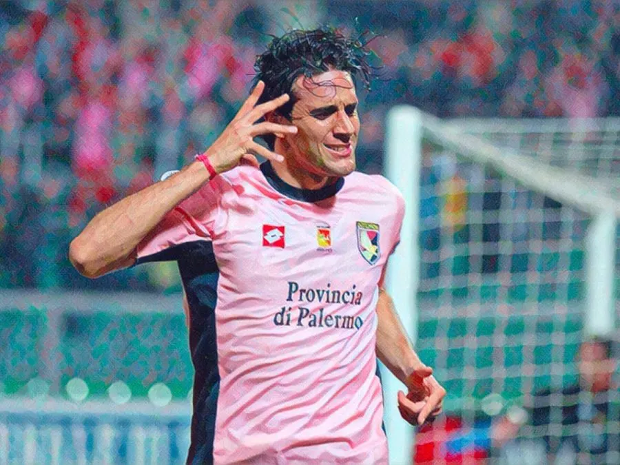 Luca Toni con la maglia numero 9 del Palermo festeggia il suo primo gol al Barbera contro il Piacenza