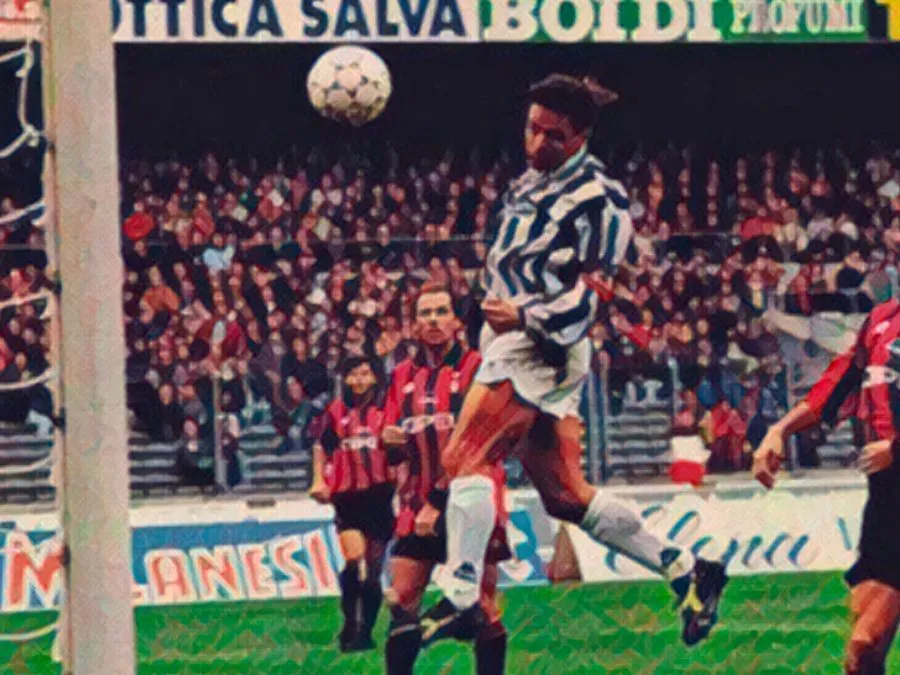 Roberto Baggio esulta con la maglia della Juventus dopo il gol segnato di testa contro il Milan allo Stadio delle Alpi nel 1994