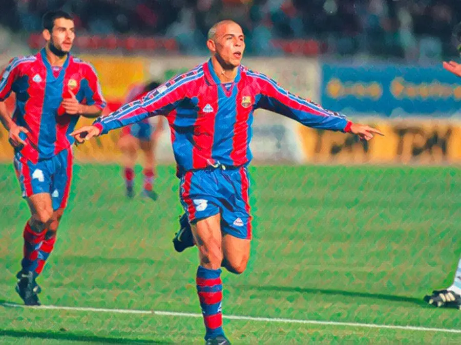 Ronaldo il Fenomeno esulta con la maglia del Barcellona dopo il gol storico contro il Compostela
