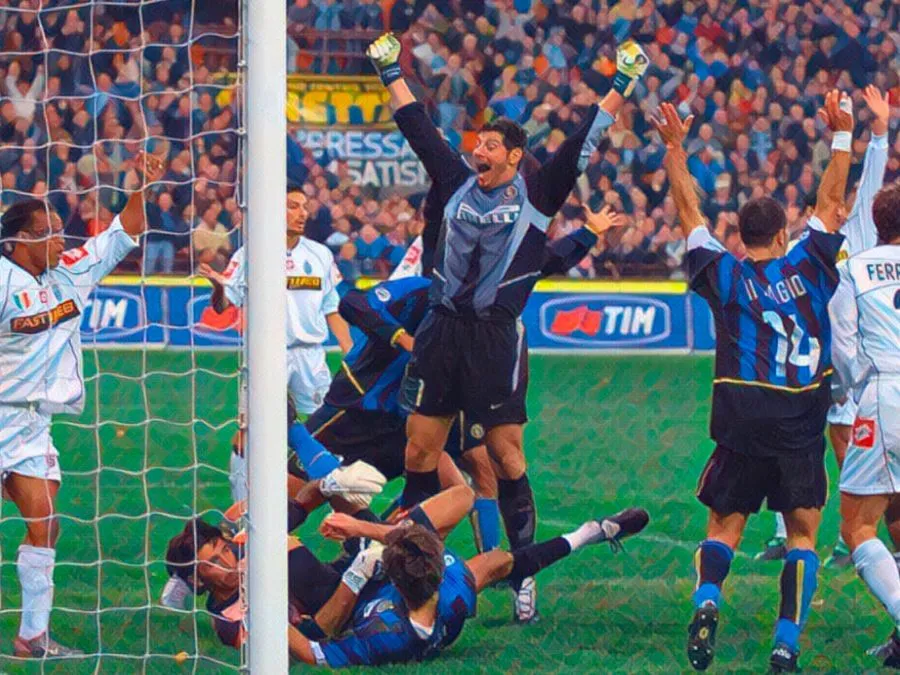 Francesco Toldo esulta con i compagni dell'Inter dopo il gol nei minuti di recupero contro la Juventus nel 2002