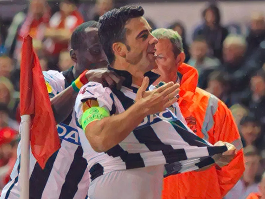 Antonio Di Natale esulta insieme ai compagni di squadra dell'Udinese sul prato di Anfield Road