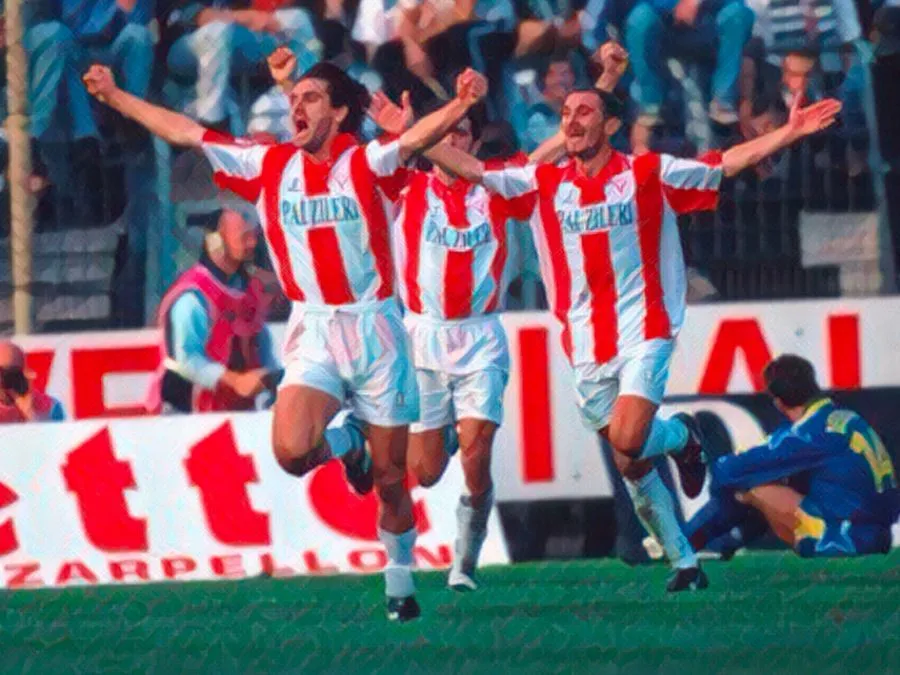 Massimo Beghetto esulta con la maglia del Vicenza allo stadio Menti