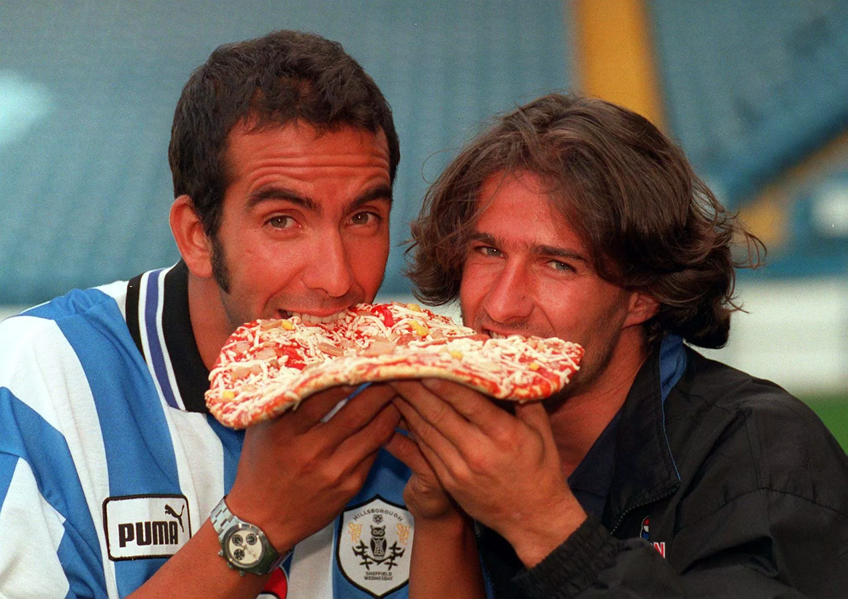 Benito Carbone dà il benvenuto allo Sheffield Wednesday a Paolo Di Canio (Photo by Paul Barker - PA Images/PA Images via Getty Images)