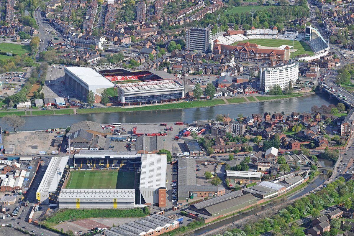 In alto il City Ground, stadio del Nottingham Forest e, in basso, il Meadow Lane, stadio del Notts County, la squadra professionistica più antica del mondo.