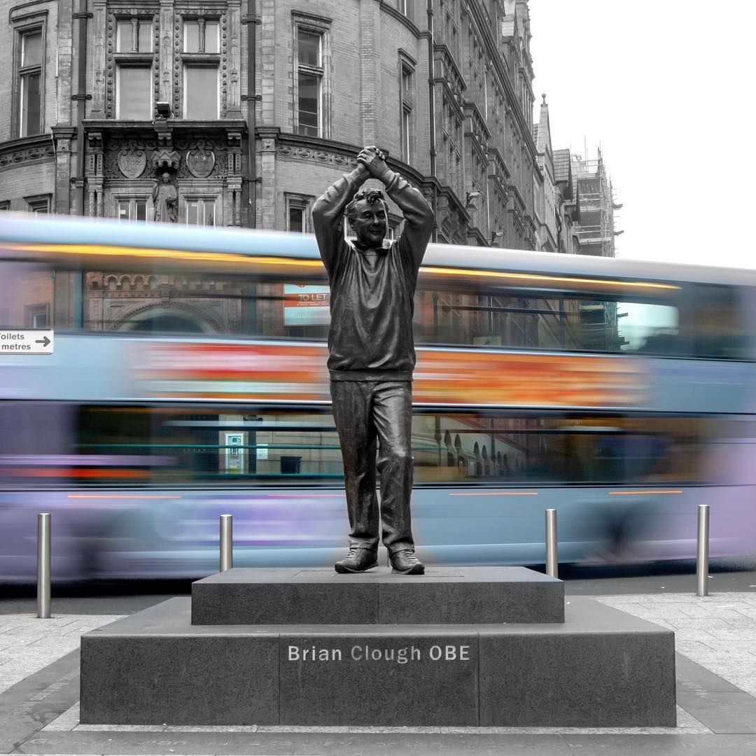 La statua di Brian Clough nel centro di Nottingham Forest